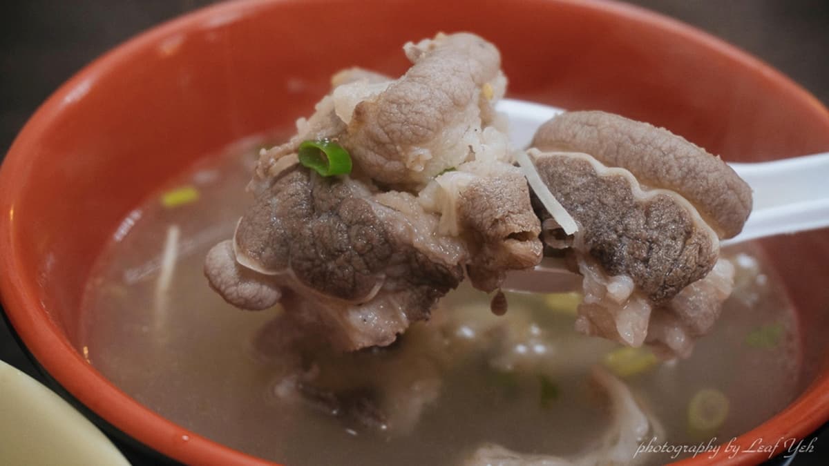 「雪花牛湯」牛肉肉質還不錯，油花恰到好處。（圖片來源：葉影瓶像）