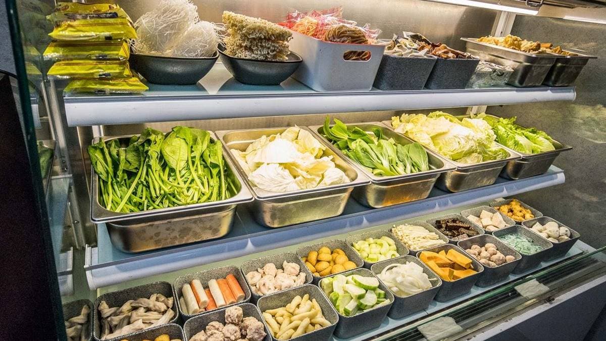 自助吧有整櫃的新鮮蔬菜通通任你夾（圖片來源：大手牽小手玩樂趣）