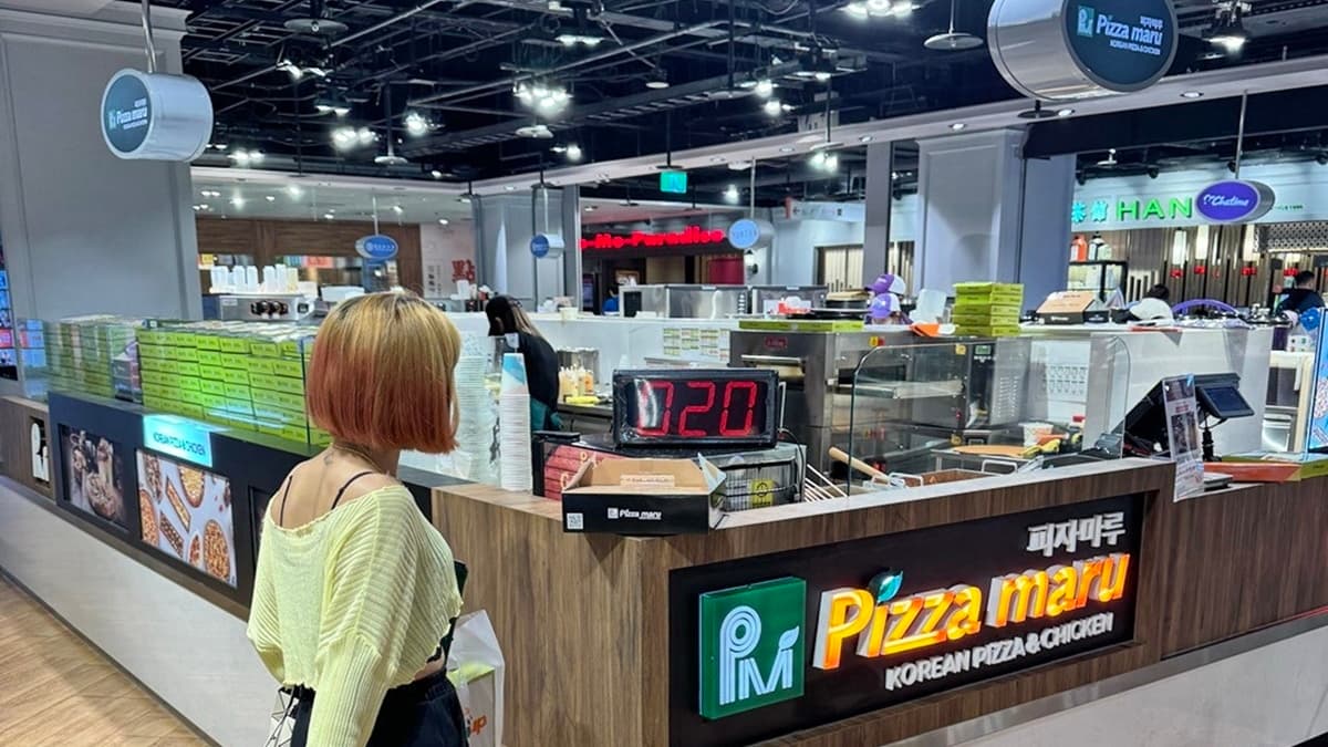 「Pizza maru」全台首店位在新竹遠東巨城購物中心４樓。（圖片來源：跟著踢小米吃喝玩樂趣）