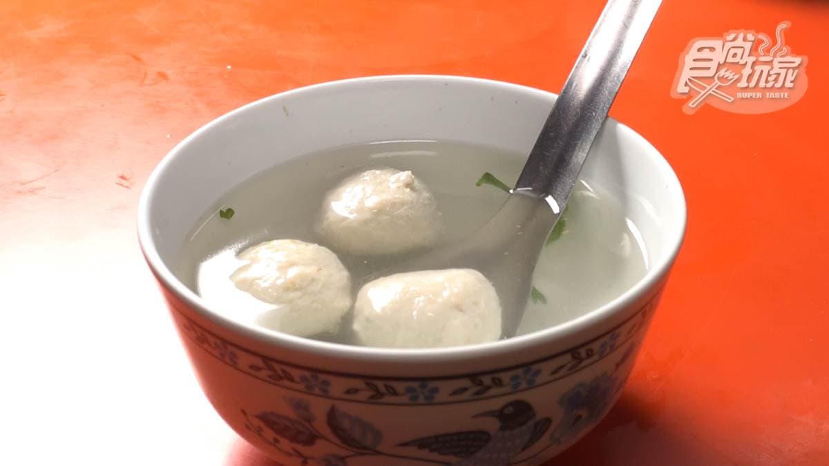 「虱目魚丸湯」價格很便宜，搭肉圓吃也很配。