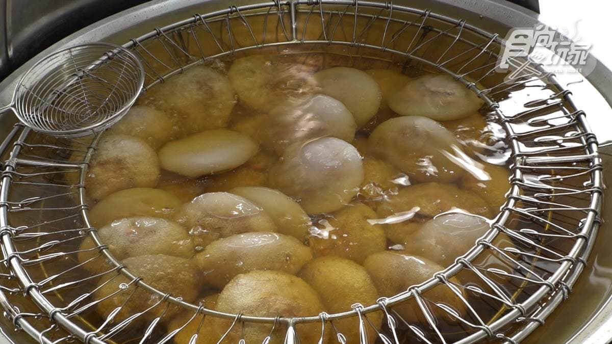 一顆顆的肉圓看起來超療癒，也讓人食指大動。