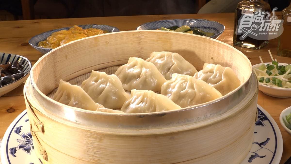 「蒸餃」的高麗菜剁得很細，可以沾醬吃更夠味。