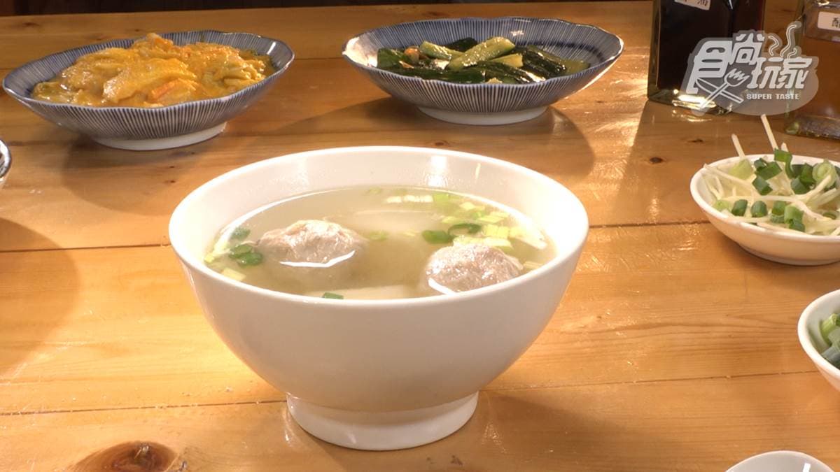 這裡也有其他湯品，餐點價格都不貴，很受當地學生的歡迎。