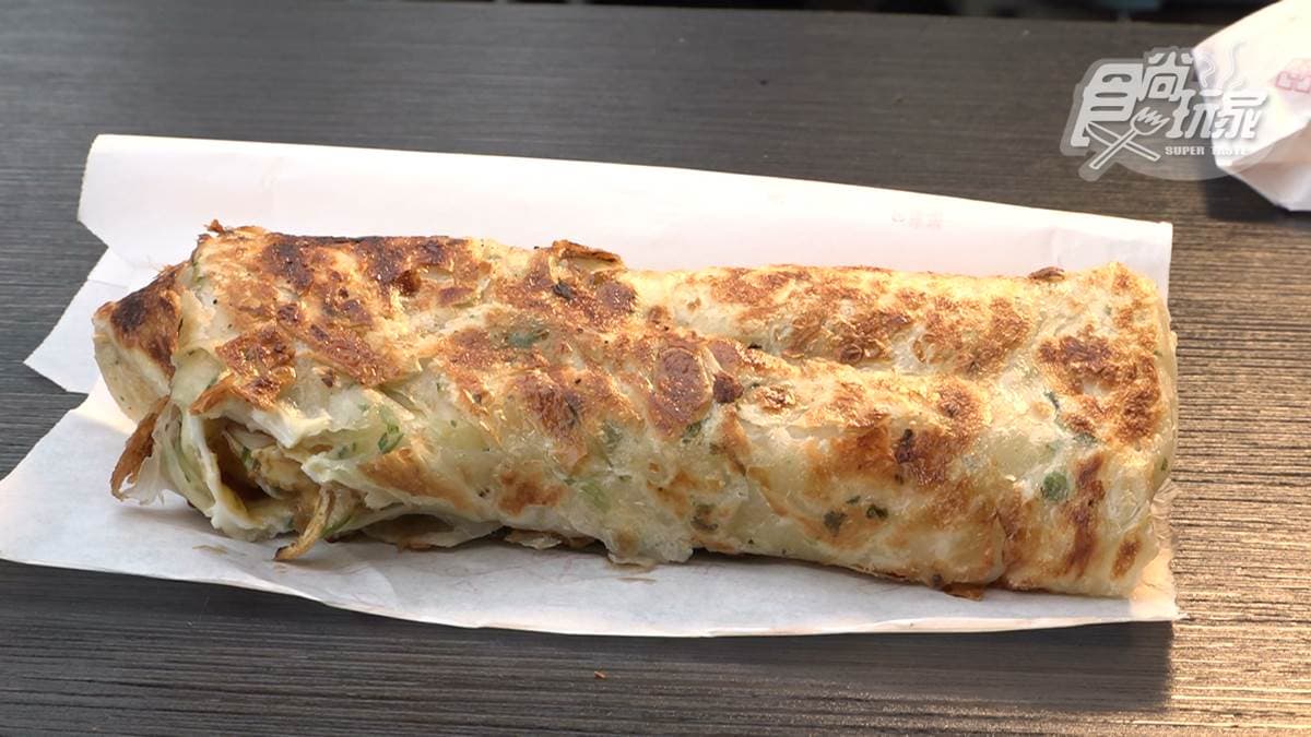 蔥抓餅也可以加料一起吃。