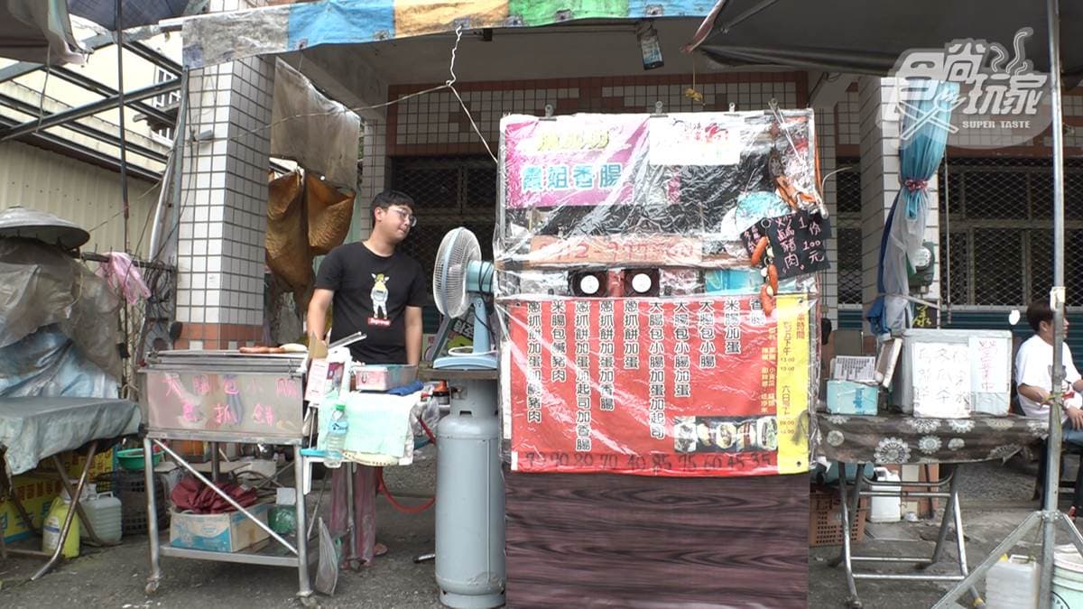 「阿霞香腸＆蔥抓餅店」位在南投縣國姓鄉的大長路上。