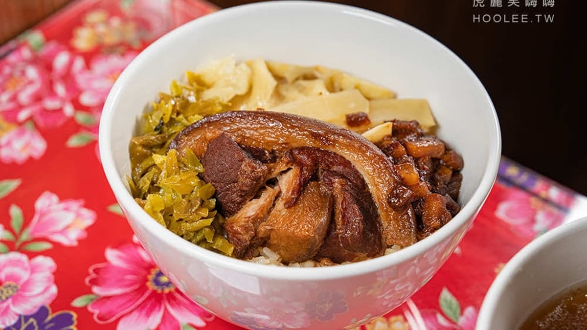 「腿庫飯」上頭的厚實腿庫肉滷到入味，搭配淋上肉燥的白飯很唰嘴。（圖片來源：虎麗笑嗨嗨）