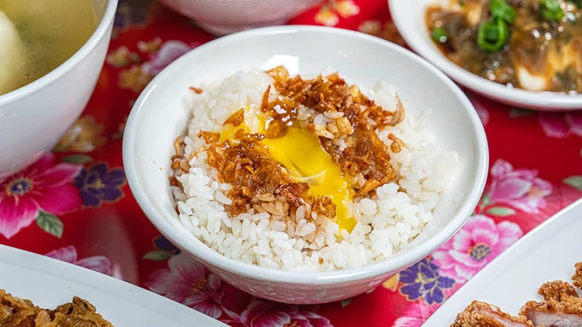 「豬油拌飯」拌入生蛋黃一起享用，吃起來更添滑順口感。（圖片來源：虎麗笑嗨嗨）