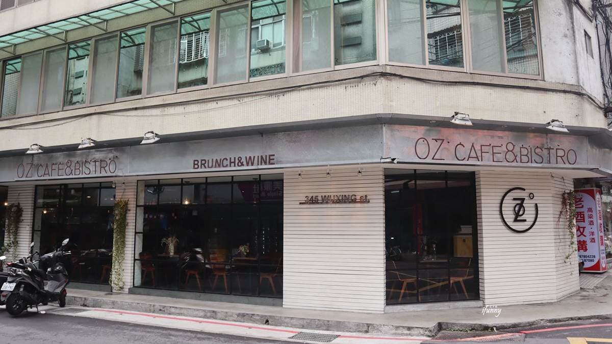 店家以全白色的外貌及透明的落地窗，佇立於巷弄之中。（圖片來源：ifunny艾方妮的遊樂場）
