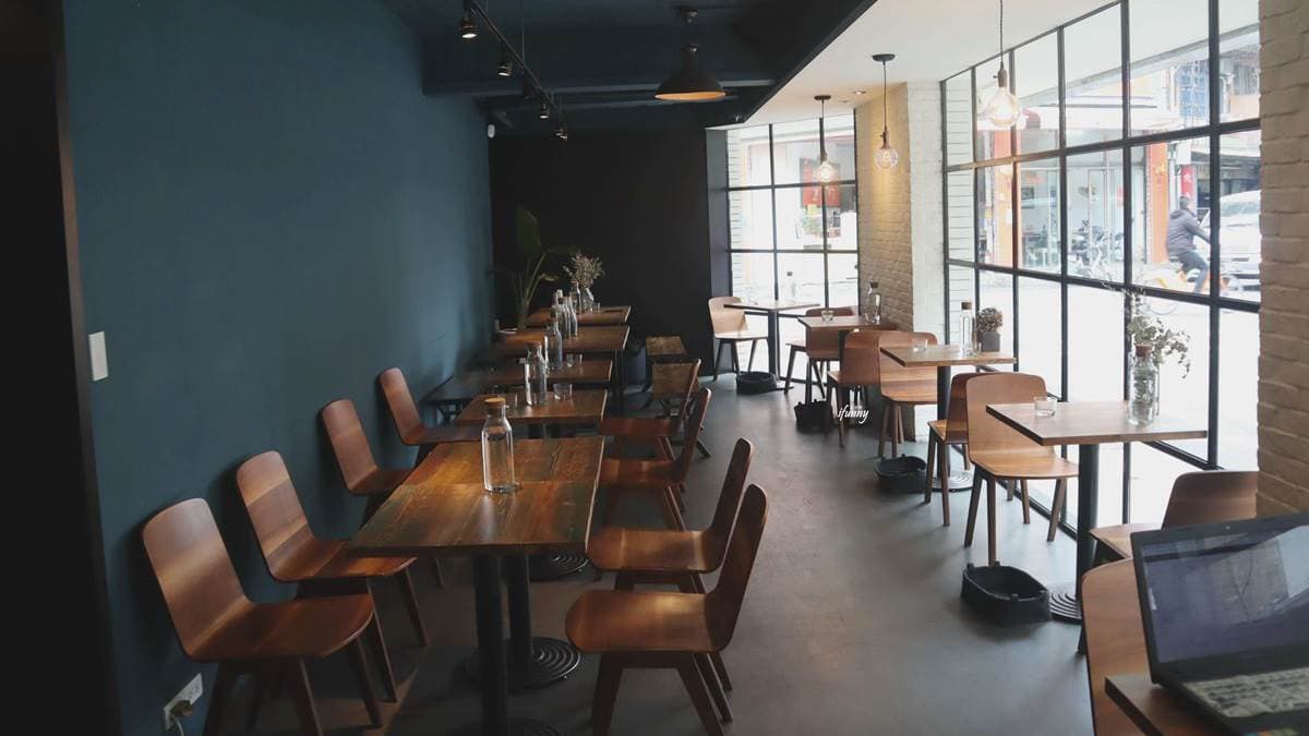 店內牆面以普魯士藍為主色調，氛圍帶點時尚又不失溫馨。（圖片來源：ifunny艾方妮的遊樂場）