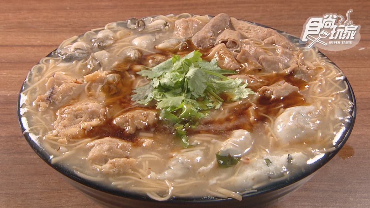 「滿溢麵線（特大碗）」有雞肉羹、虱目魚羹等４種配料，柴魚湯底喝起來很鮮甜。