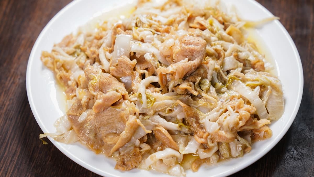 「酸白菜炒羊肉」兩者搭配完美入味，酸香滋味很適合配白飯。（圖片來源：美食好芃友）