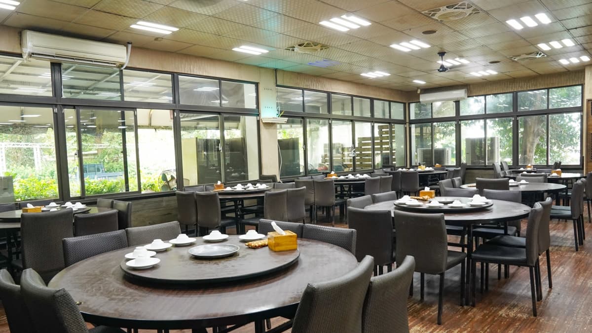 店內空間明亮寬闊，整潔且不擁擠。（圖片來源：美食好芃友）