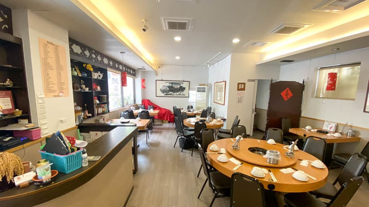 店內裝潢帶有古色古香的風格，用餐空間很寬敞。（圖片來源：花露露 の花花世界）