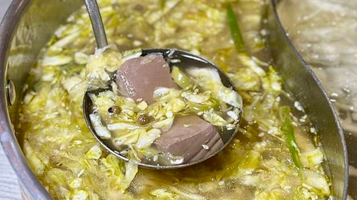 「青麻椒鍋底」以13種四川香料研發，喝起來有獨特的酸香麻口感，涮肉超夠味！（圖片來源：蛋寶趴趴go）