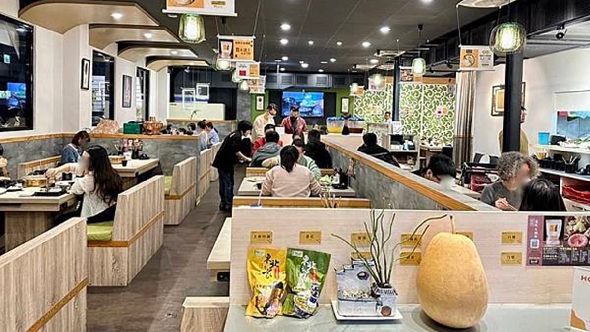 店內環境簡約明亮，設有４～８人的座位區，也有提供８人以上的包廂座位。（圖片來源：蛋寶趴趴go）