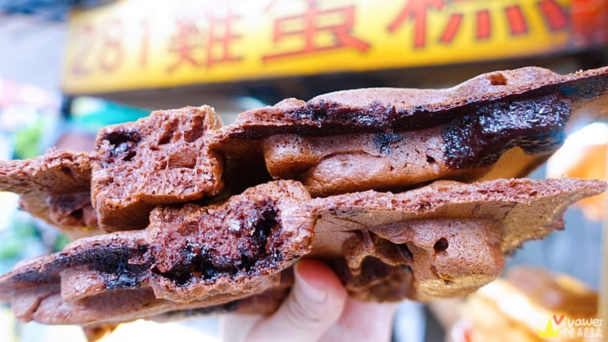 黑色的巧克力外皮有淡淡的巧克力滋味，內餡有種爆漿巧克力的感覺。（圖片來源：瑋瑋＊美食萬歲）