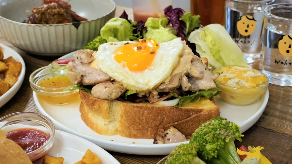 「奶油煎明太子雞肉早午餐」半熟蛋的蛋黃一定要讓它流出來配著吃才過癮。（圖片來源：狐狸金的日常）