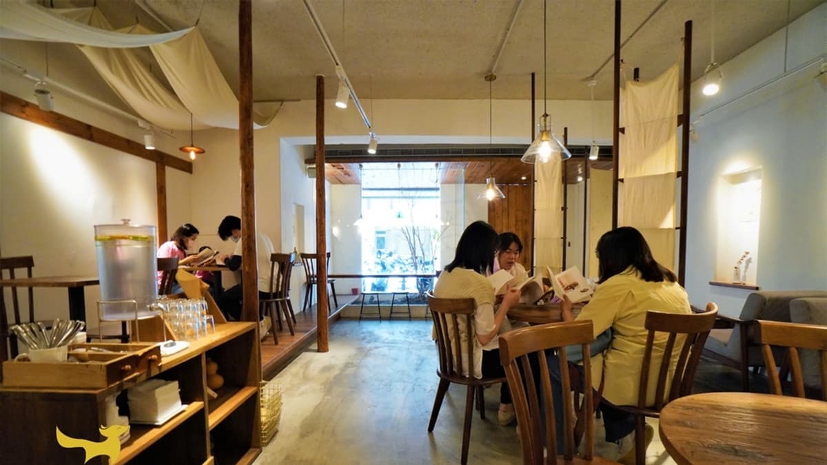 店內裝潢以純白為主色調，又加入了木桌椅，讓人感覺舒適又溫馨。（圖片來源：狐狸金的日常）