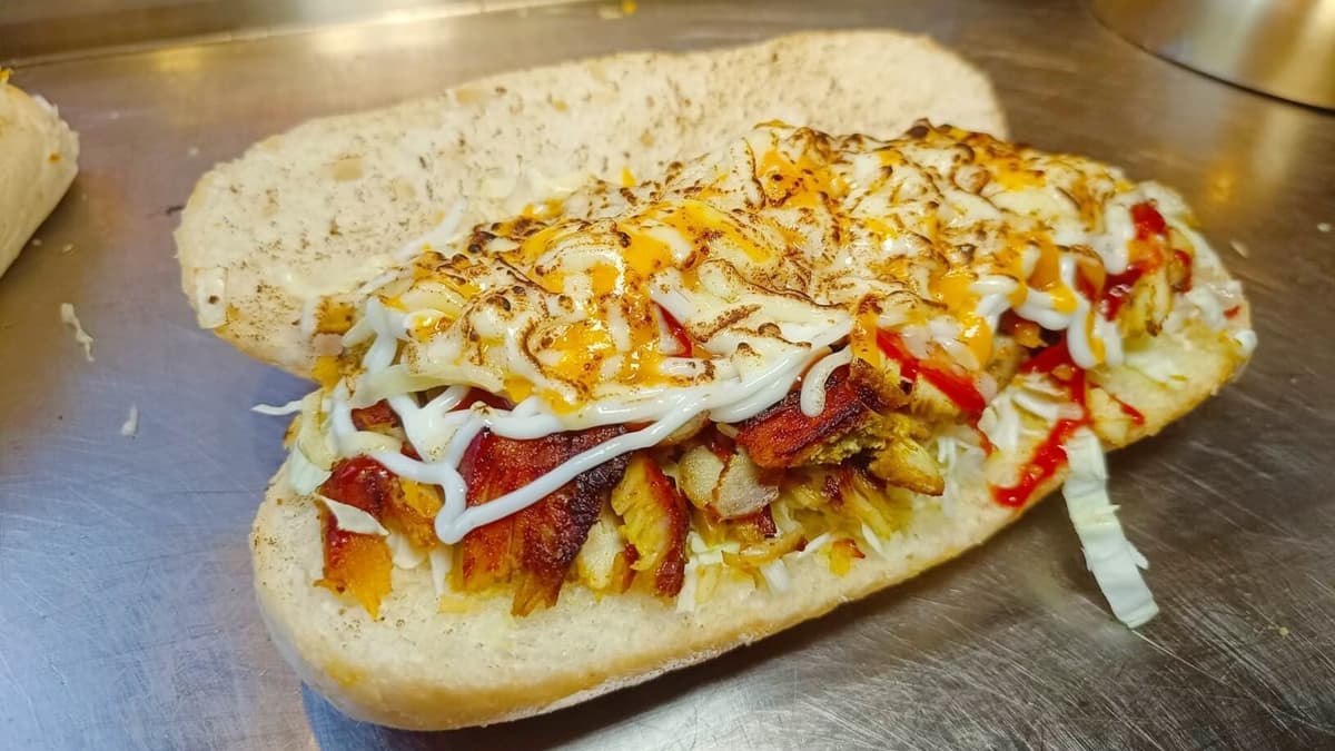 「力量XXL起司沙威瑪」夾入雞肉與濃郁香醇的乳酪絲，一口咬下香氣四溢。（圖片來源：小美很愛嚐）