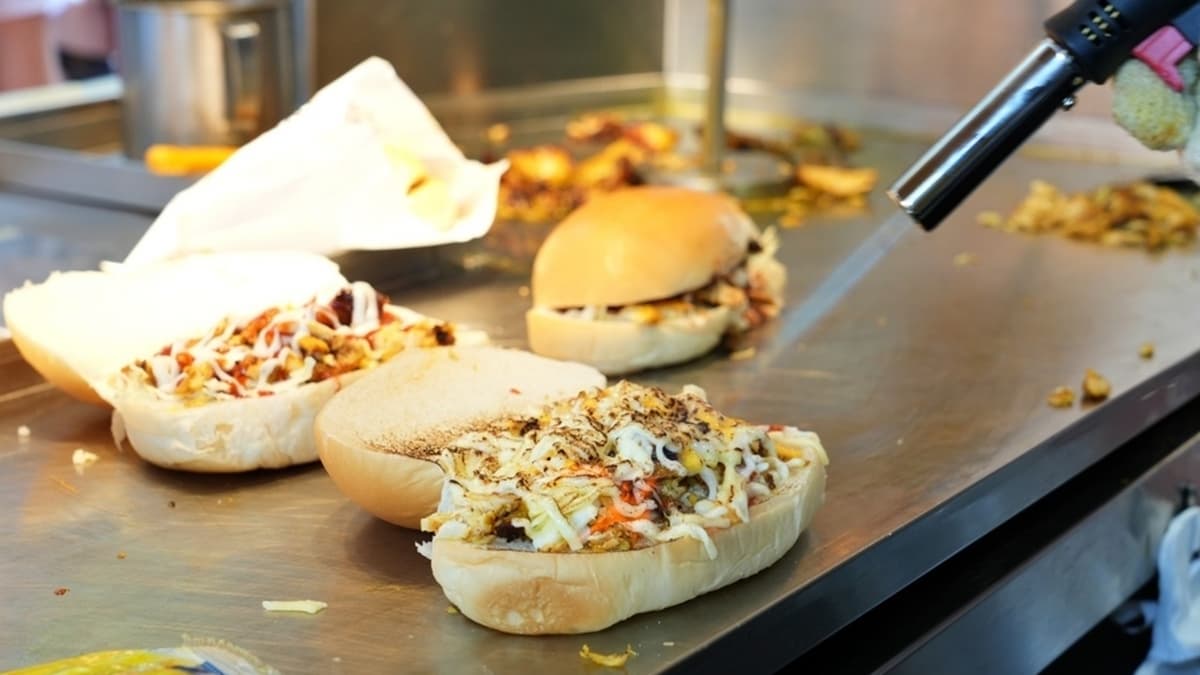沙威瑪以招牌咖哩雞胸、大量蔬食為主食，並搭配越南法式麵包。（圖片來源：麥的小窩）