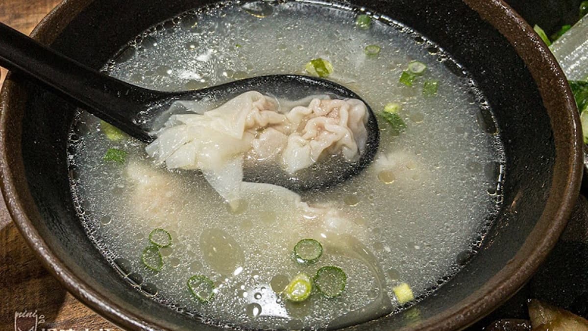 「招牌雲吞湯」入口喝得到大骨熬煮的天然餘韻。（圖片來源：妮喃小語）