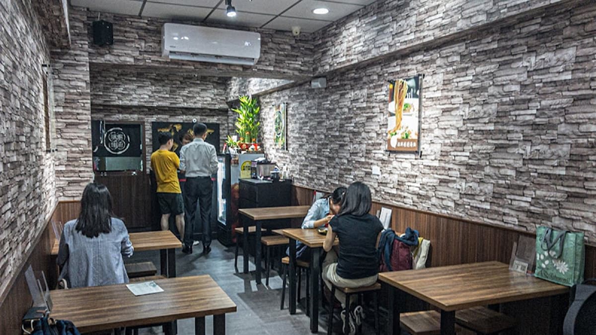 用餐環境維持地明亮乾淨，並採用木質色調的桌椅。（圖片來源：妮喃小語）