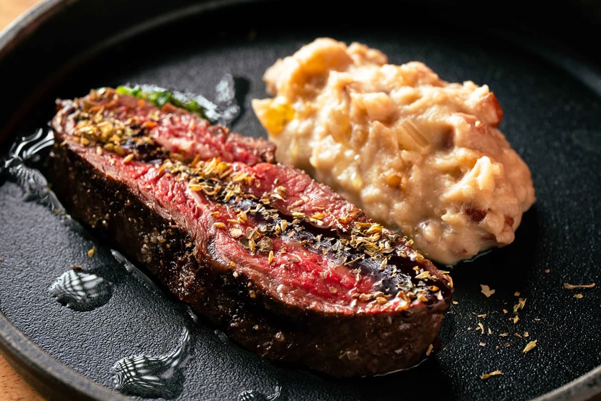 肉食控快衝！桃園人推爆「阿根廷無菜單料理」，超狂炭烤和法羊、帶骨牛小排