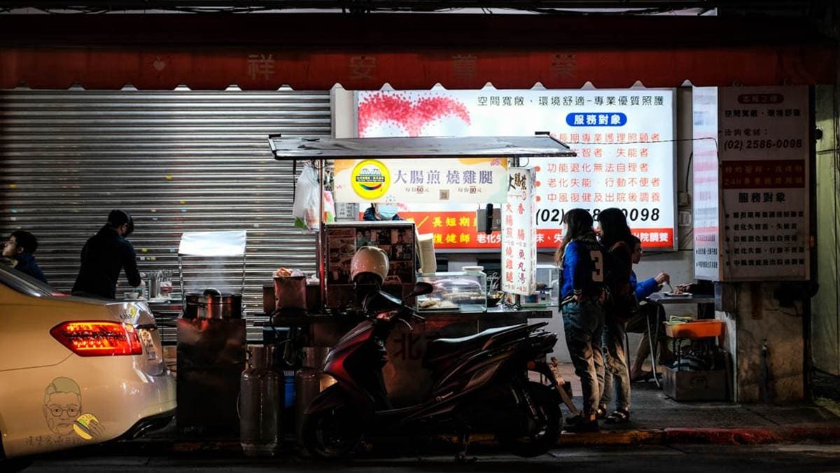 「大橋頭黃記大腸煎」是延三夜市很有名的排隊美食之一。（圖片來源：漢堡食嚥日記）