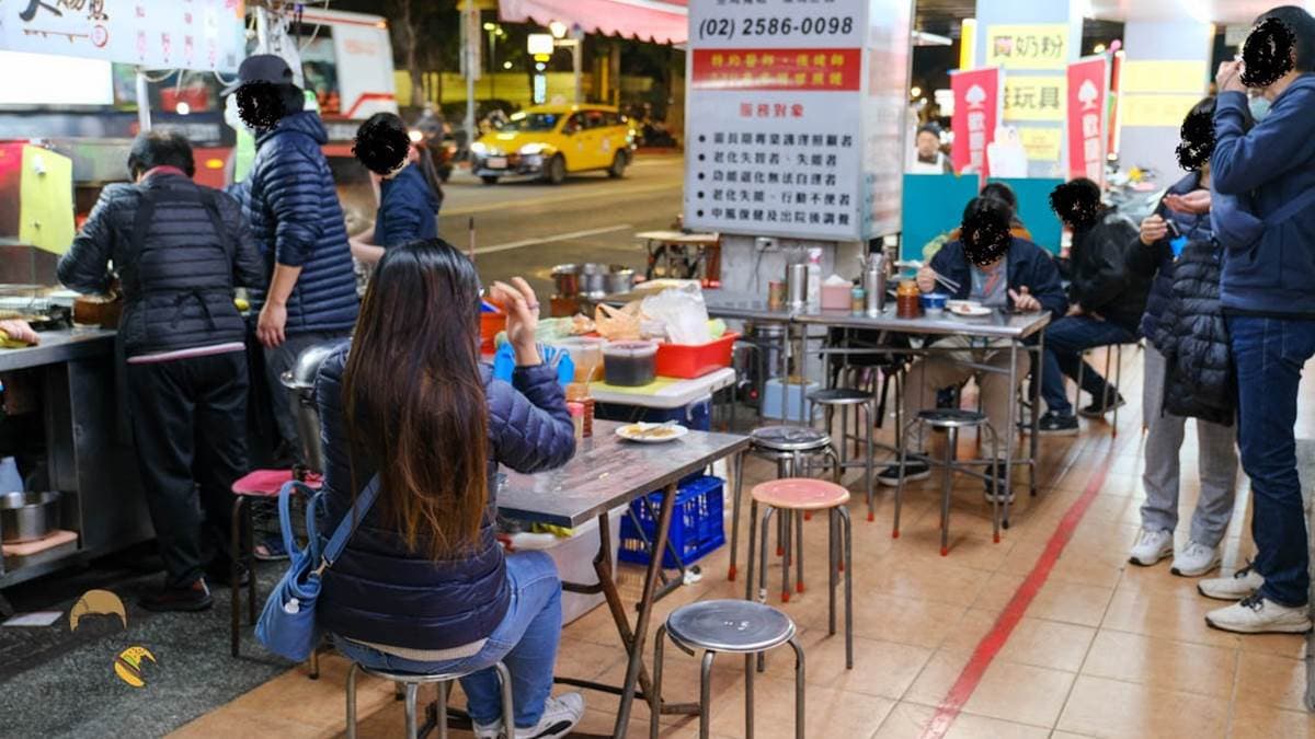 內用座位不多，而傳統的鐵桌、鐵椅更能展現傳統美食的氣氛。（圖片來源：漢堡食嚥日記）