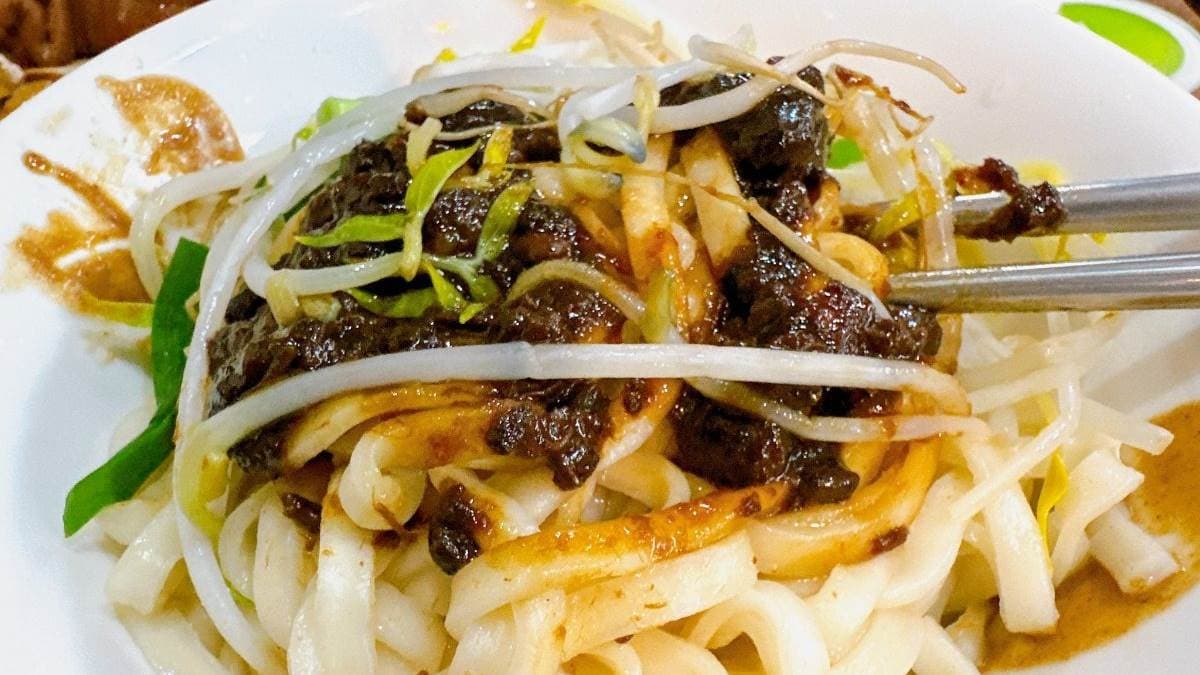 招牌乾麵加入了榨醬和麻醬，讓口感更豐富。（圖片來源：Mylovefamily）