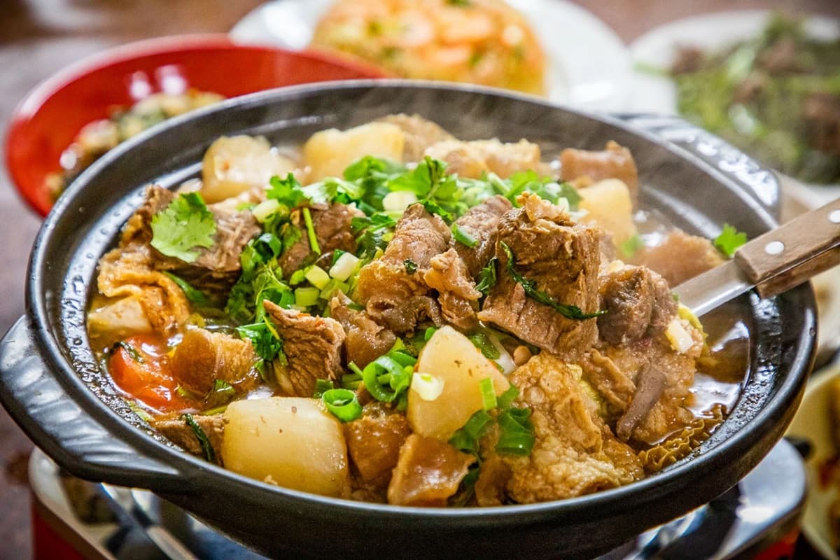 飄香桃園60年!老饕最愛爆量「溫體牛腩鍋」藏巷弄,蝦仁炒飯CP值超高 飄香桃園60年!老饕最愛爆量「溫體牛腩鍋」藏巷弄,蝦仁炒飯CP值超高