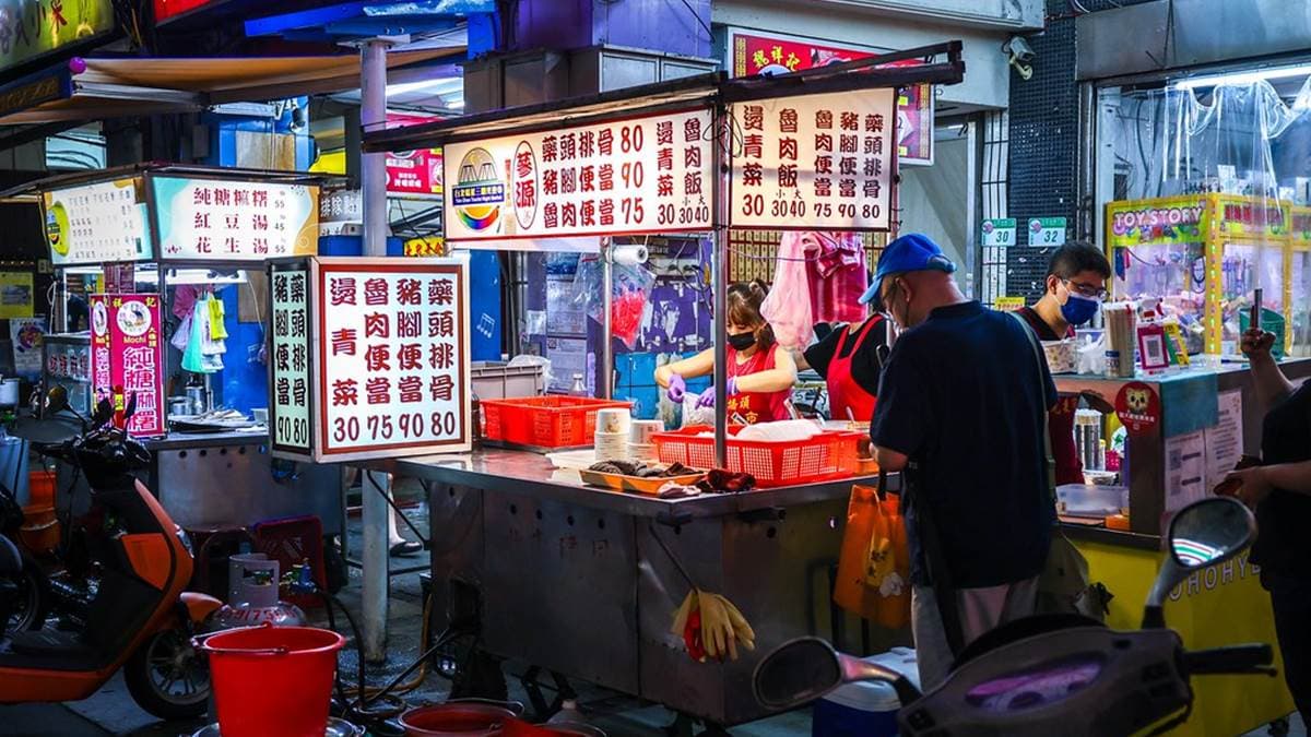 「蔘源藥頭排骨」是延三夜市的人氣小吃之一。（圖片來源：陳小可的吃喝玩樂）