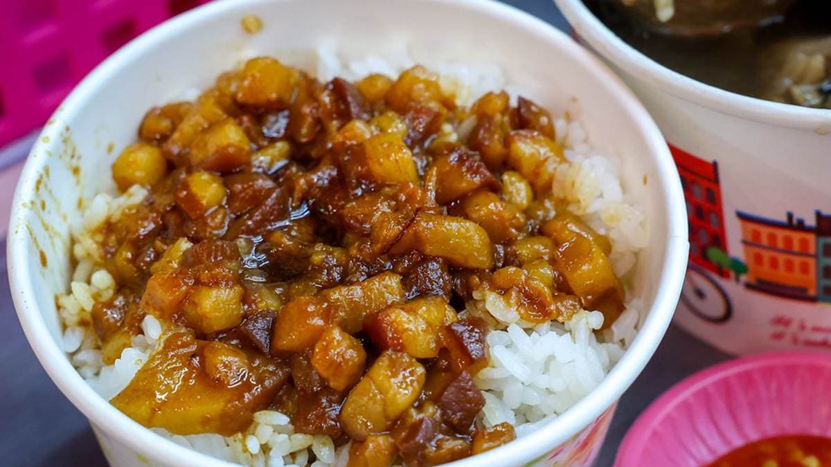 大碗的滷肉飯分量不少，滷肉肥瘦比例均衡，味道香甜，也不會過於油膩。（圖片來源：陳小可的吃喝玩樂）