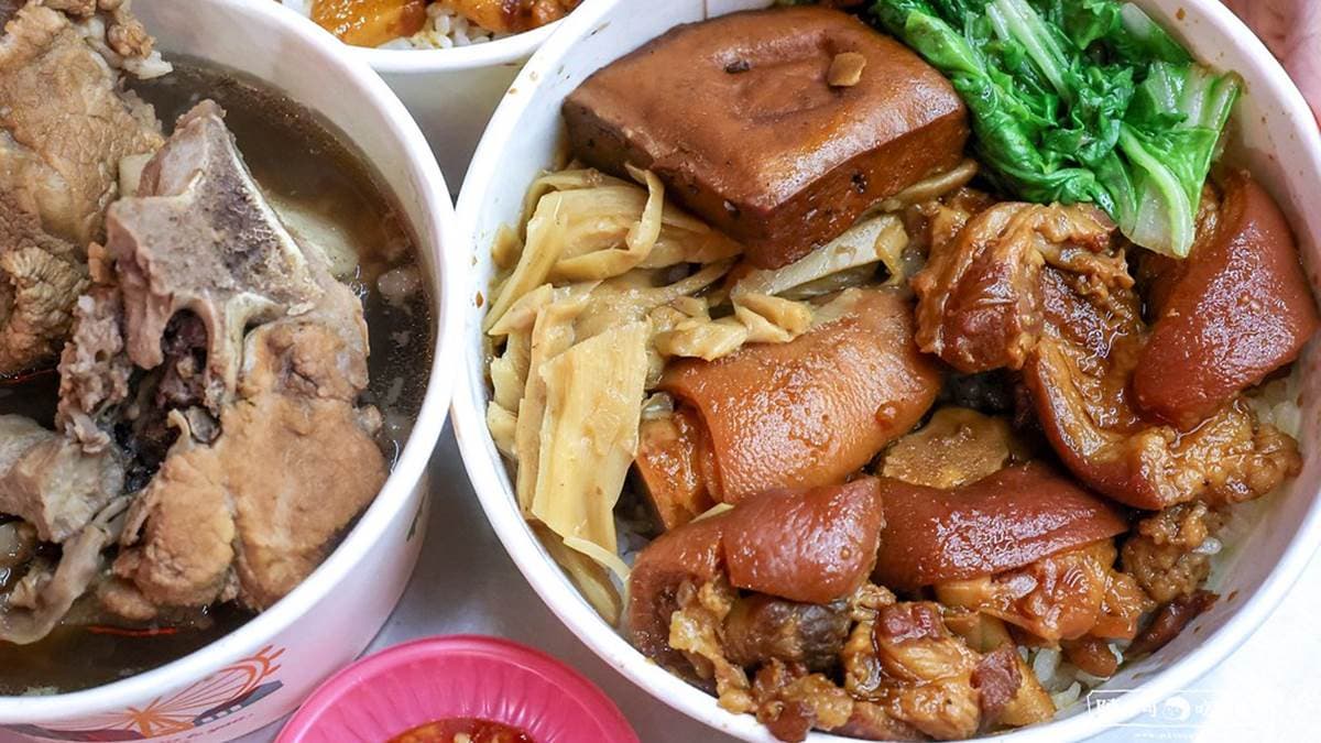 豬腳便當裡除了有豬腳，還有筍絲、豆干和青菜。（圖片來源：陳小可的吃喝玩樂）