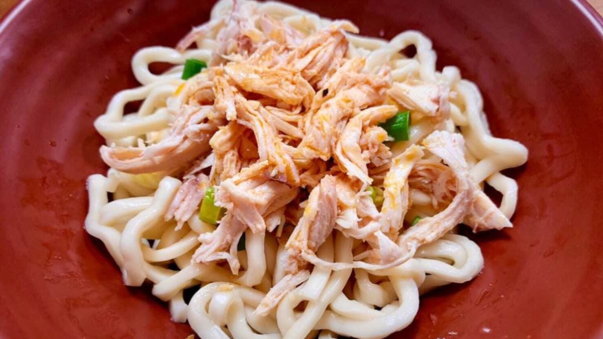 「麻辣雞絲乾麵（中辣）」帶有麻油香味，麵條口感很Q彈。（圖片來源：Ann‧榜哥‧生活事務所）