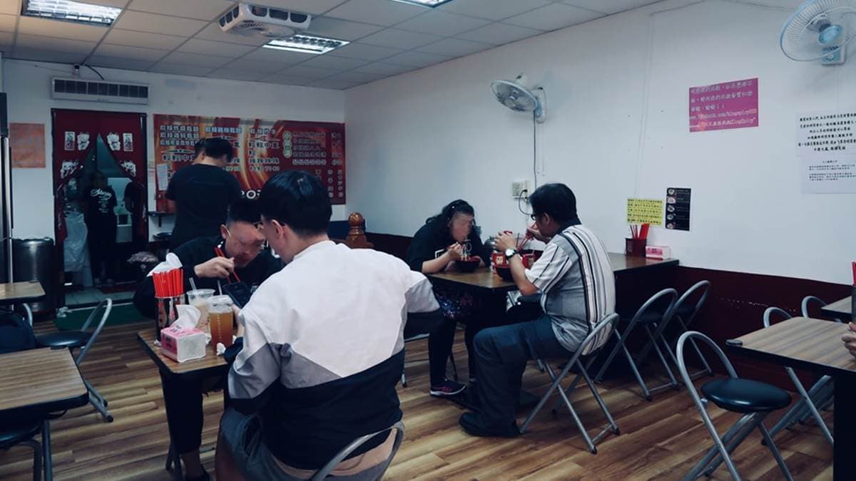 店內用餐空間就是傳統麵店的擺設。（圖片來源：Ann‧榜哥‧生活事務所）