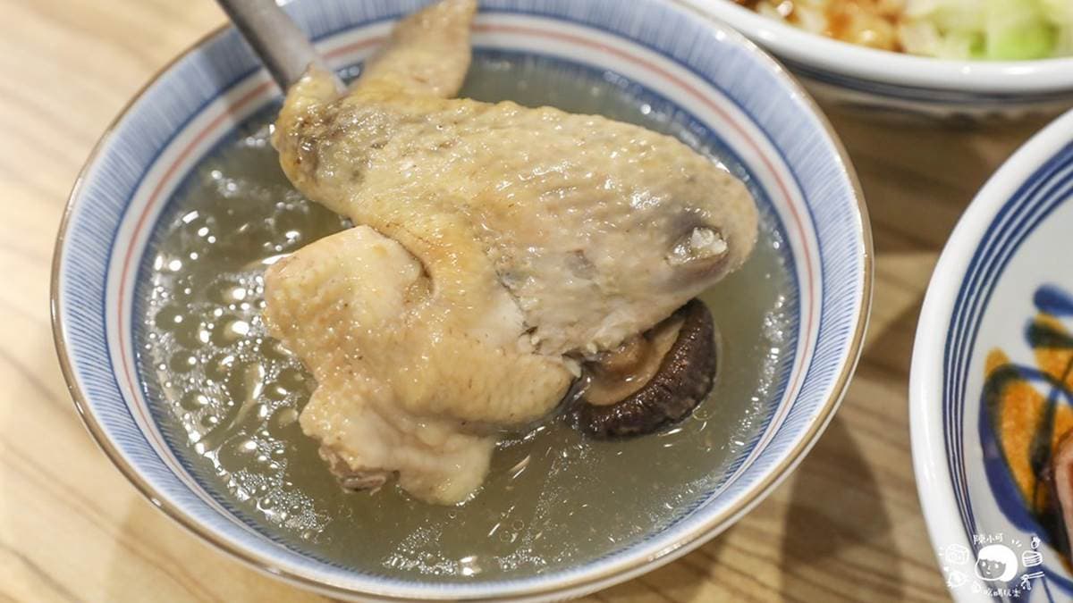 「香菇雞湯」濃郁順口，充滿雞的鮮味和香菇的甜味。（圖片來源：陳小可的吃喝玩樂）