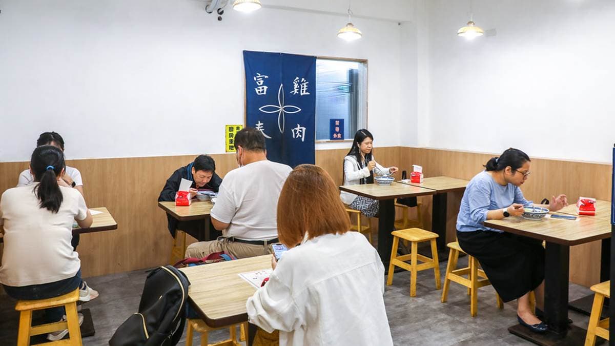 店內擺放了一些桌椅，擺設簡單整齊。（圖片來源：陳小可的吃喝玩樂）