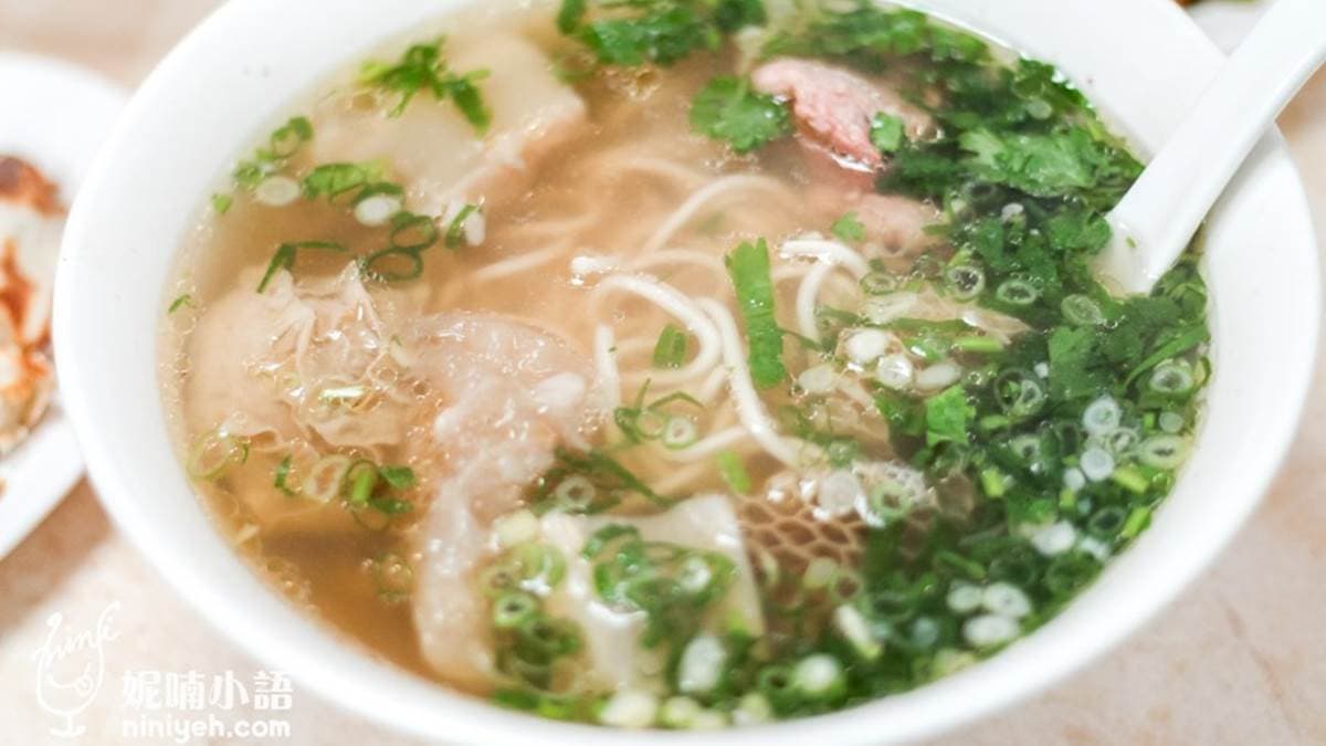 「清燉牛雜麵」的湯頭添加了大量洋蔥、蘋果、番茄等蔬果熬煮，去除牛腥味與油膩。（圖片來源：妮喃小語）