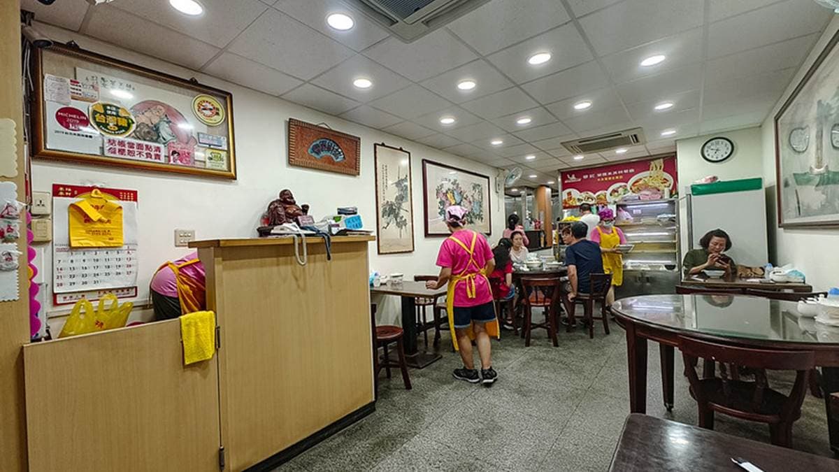 用餐環境很明亮，也常常可以看到有客人在裡面用餐。（圖片來源：鄉民食堂）