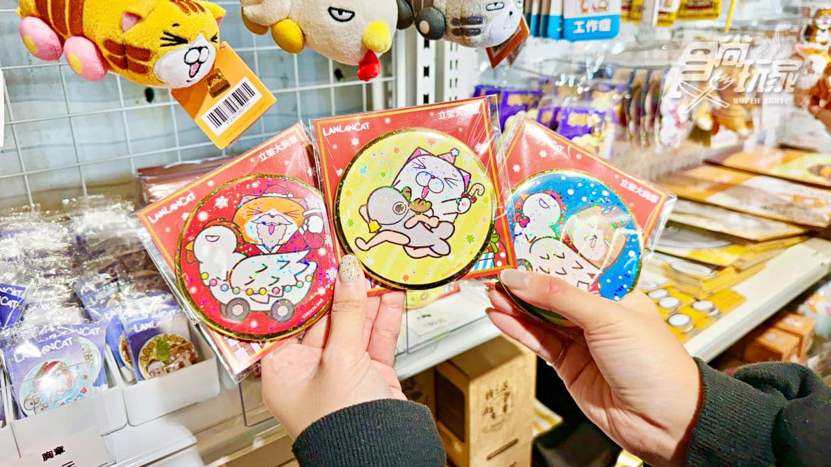 白爛貓快閃「新北耶誕城」！免費拍１米高玩偶，限定周邊必買造型抱枕、背包（中獎公布）