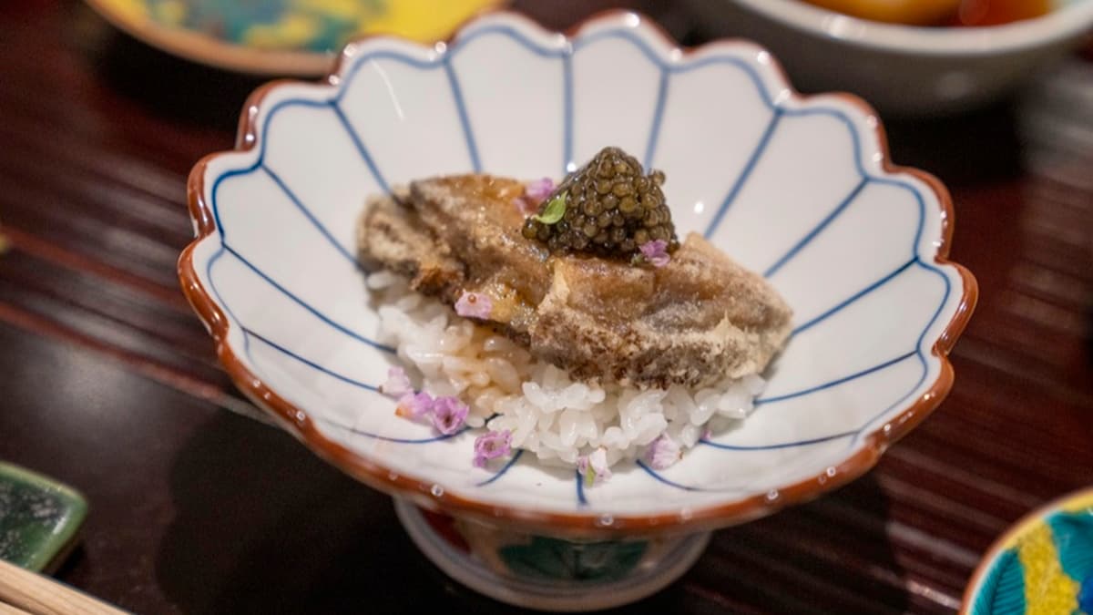 「南非鮑魚子醬」酥脆口感搭配鮮甜鮑魚，加上魚子醬，真的好喜歡～（圖片來源：算命的說我很愛吃）