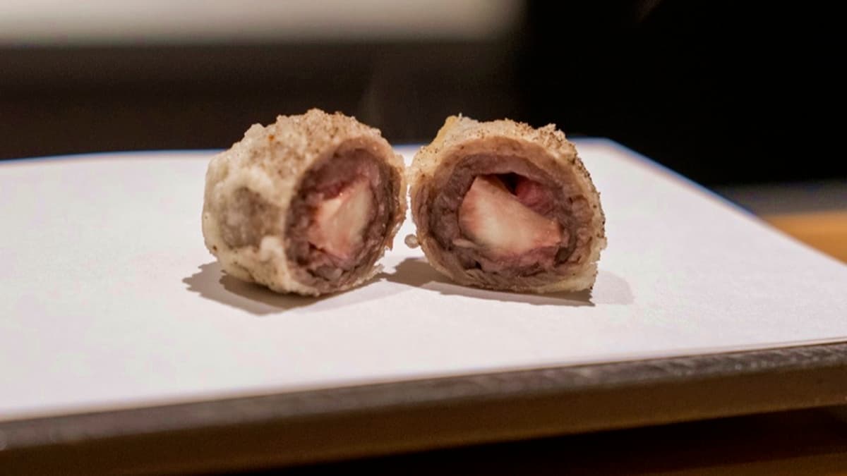 和牛中間還夾了木香菇，上層再撒上些許胡椒提味。（圖片來源：算命的說我很愛吃）