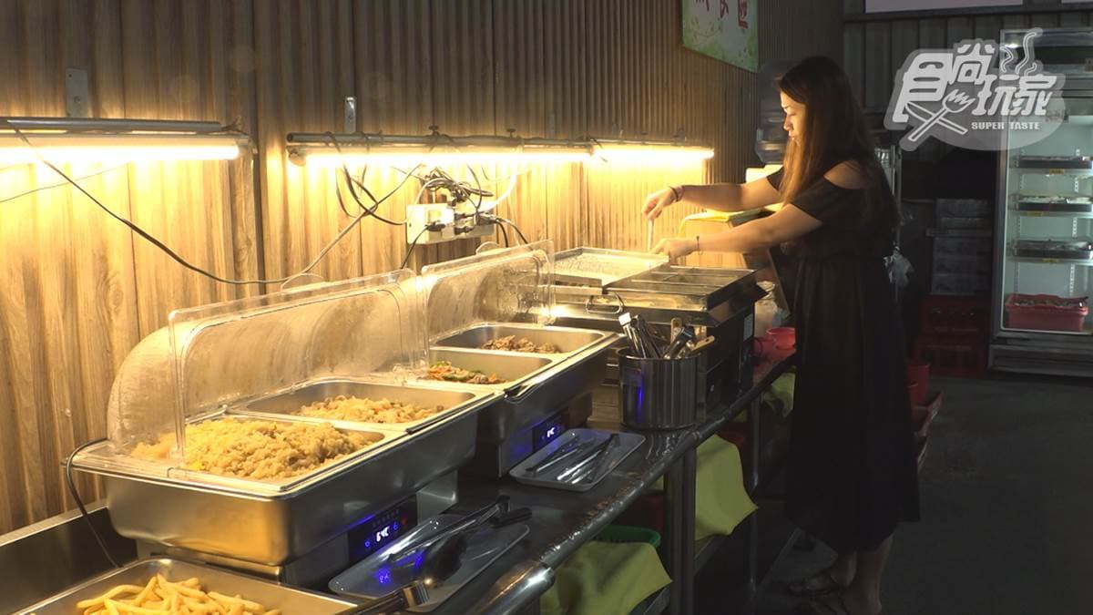 店裡提供超過50多種食材任吃，包含肉類、海鮮、蔬菜等等。