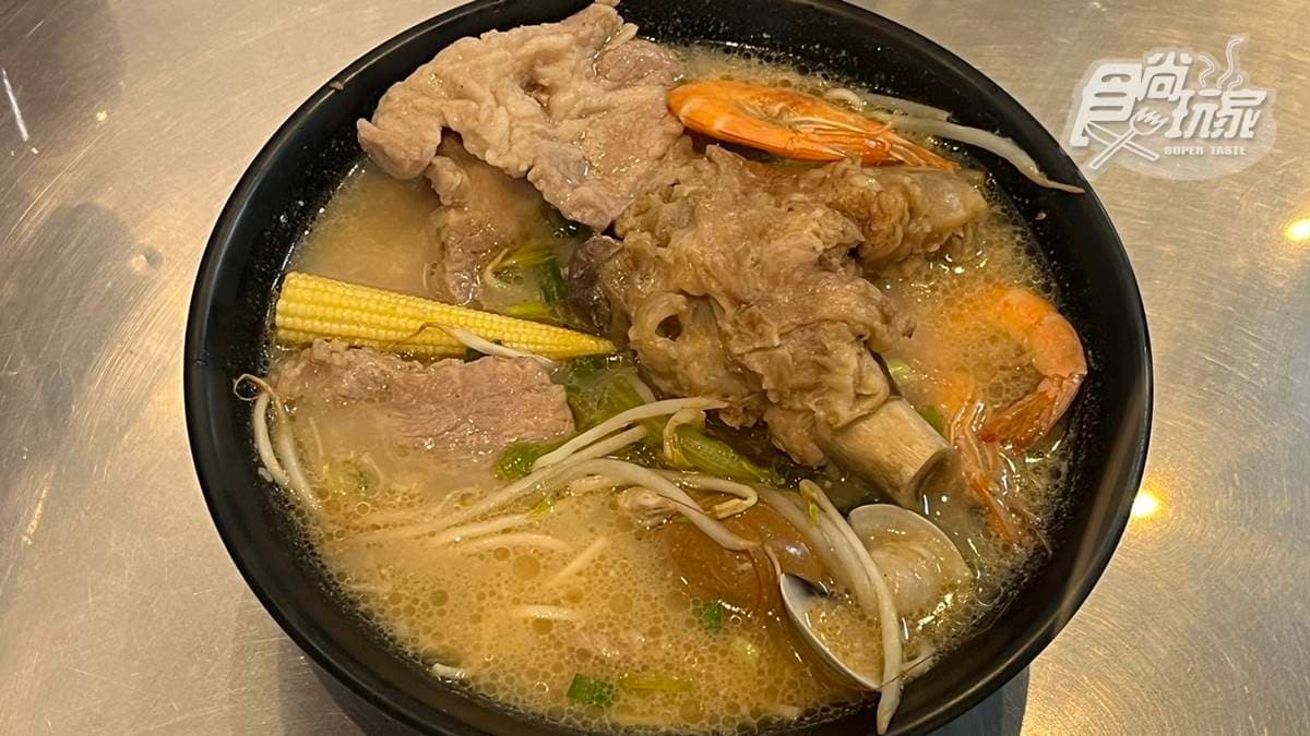 每天限量20碗的「大骨海鮮湯麵」，裡面的大骨分量超大，推薦沾點辣椒更對味！