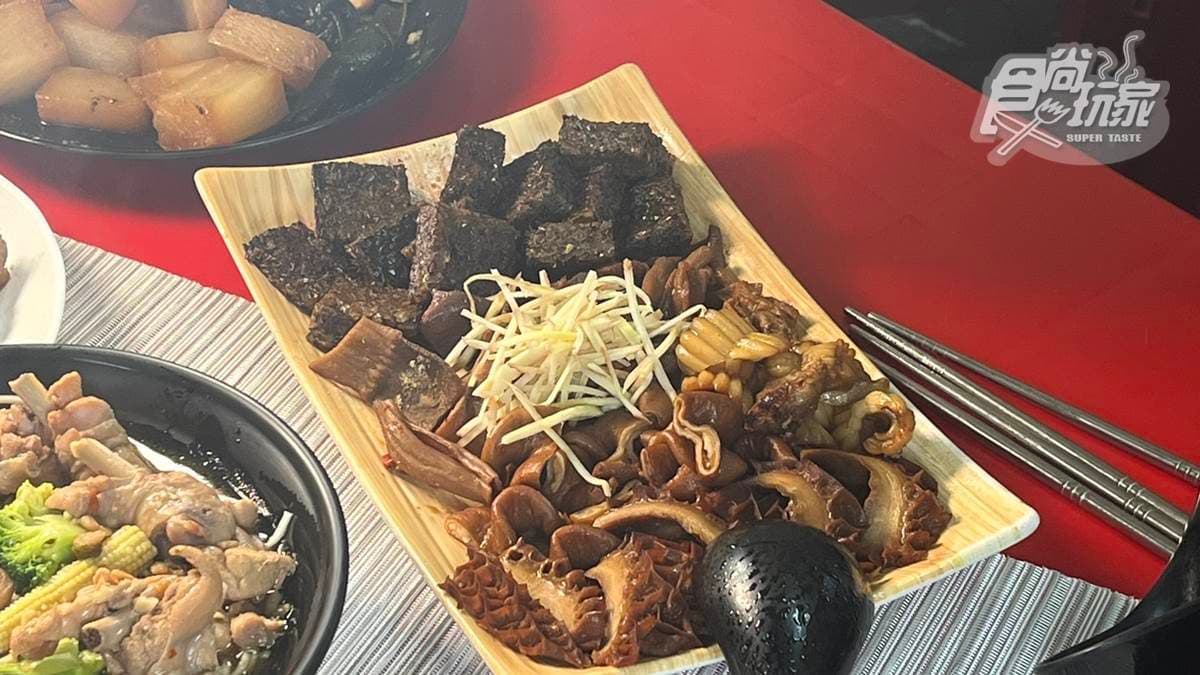 餐點主打各式麵食、滷味。