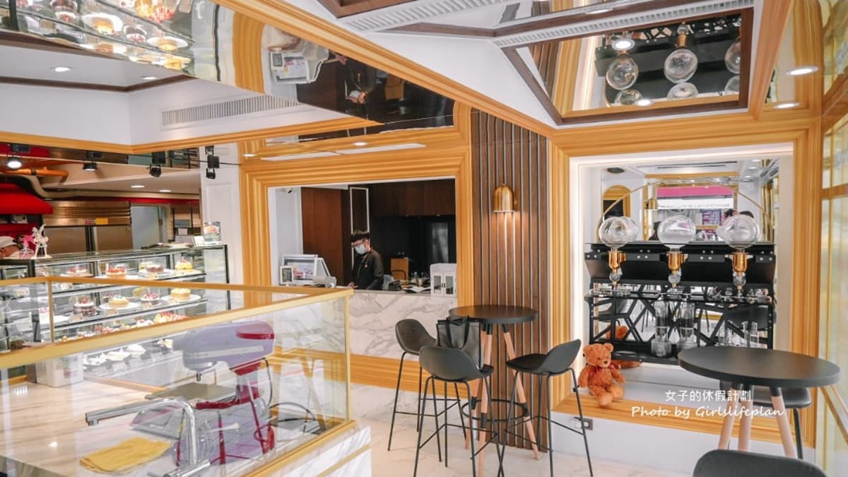 店內裝潢以大理石白為主，搭配鑲金邊，有著金碧輝煌之感。（圖片來源：女子的休假計劃）
