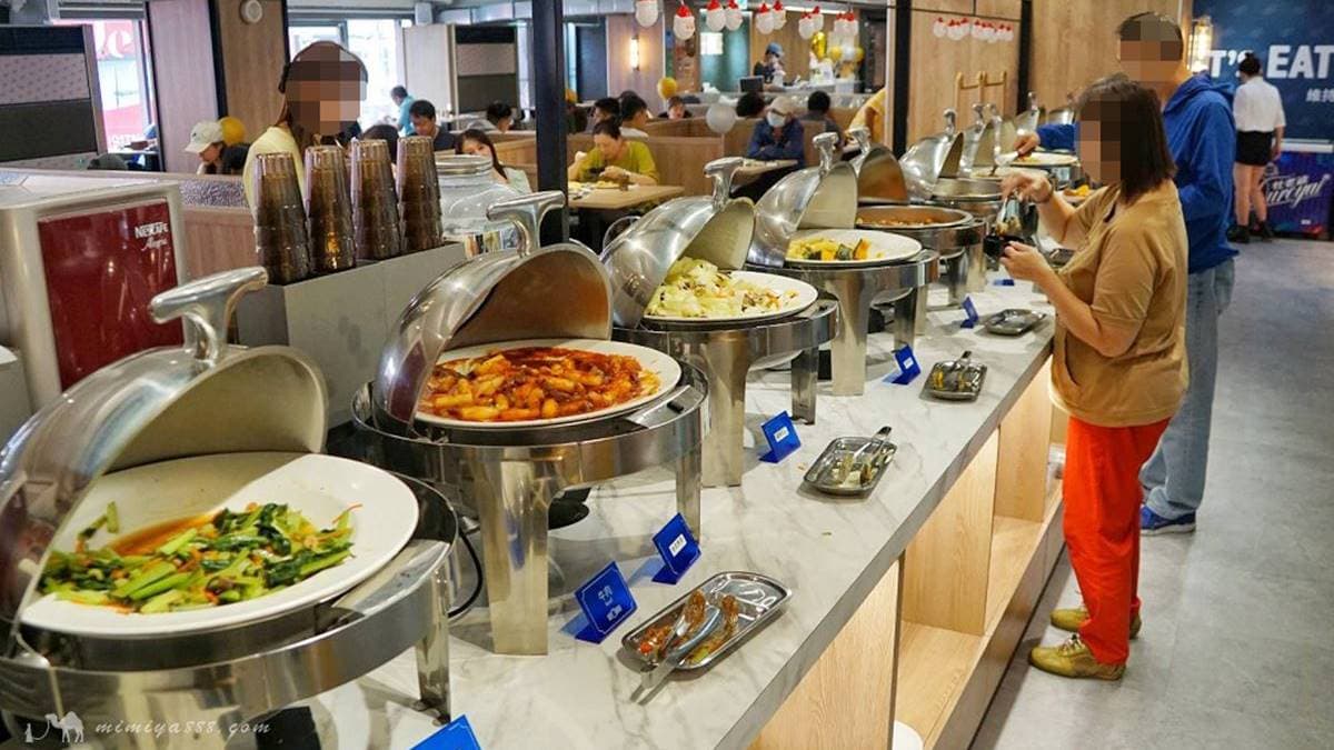 另外還有各式熟食熱炒、炸物、沙拉吧可無限取用。（圖片來源：下一站，天涯）