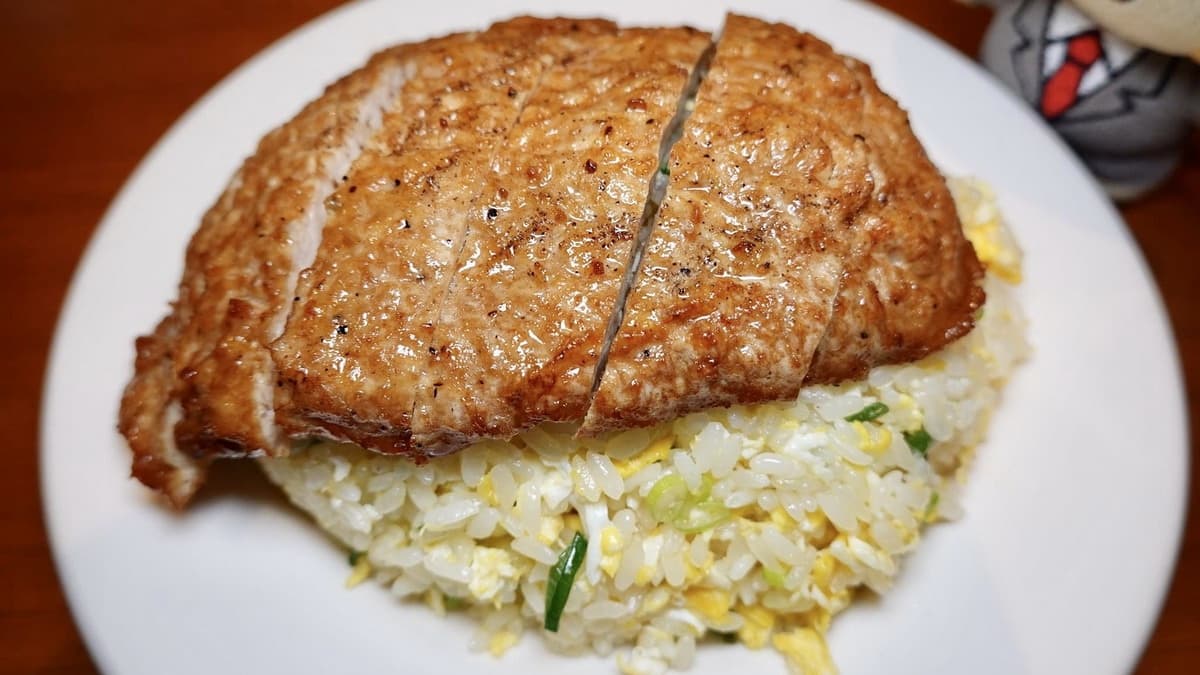 「排骨蛋炒飯」排骨肉質不錯且厚度十足，咬起來很有彈性，並且保有肉汁。（圖片來源：貓大爺）