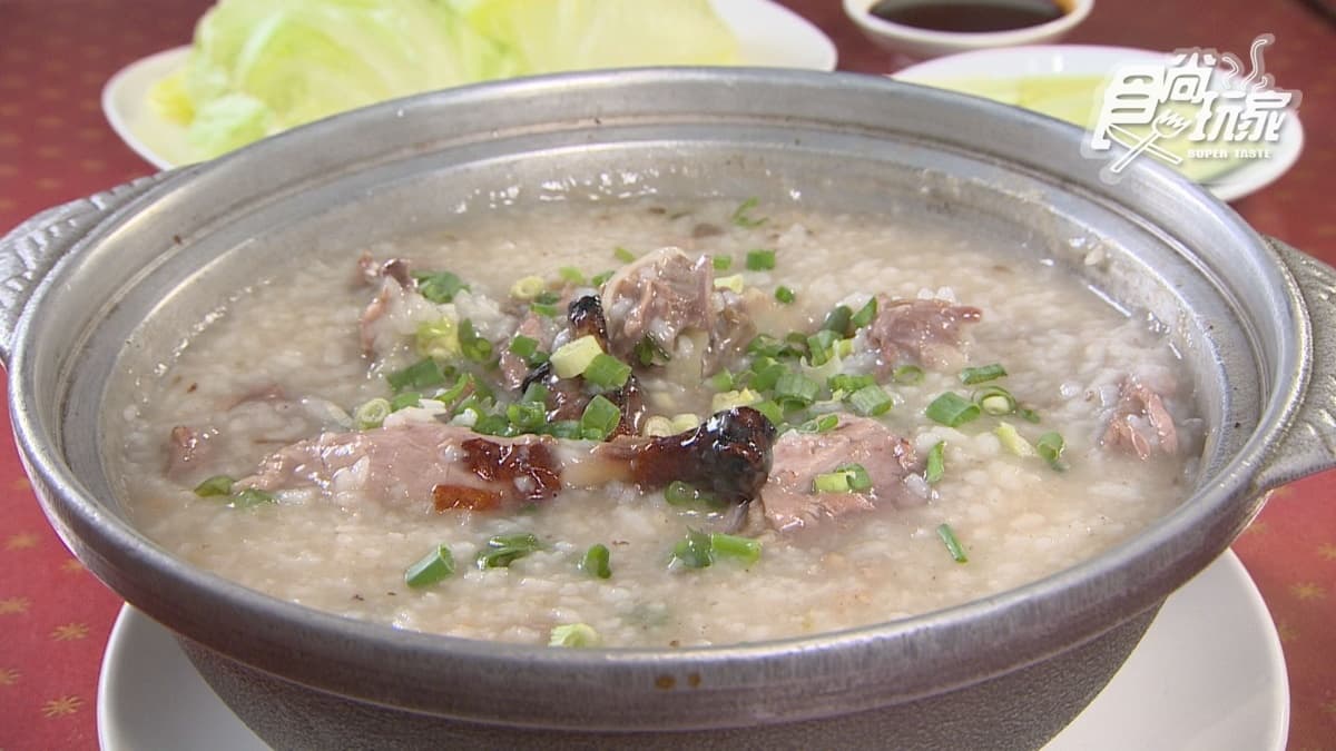 「鴨粥」充滿鴨油的香氣。